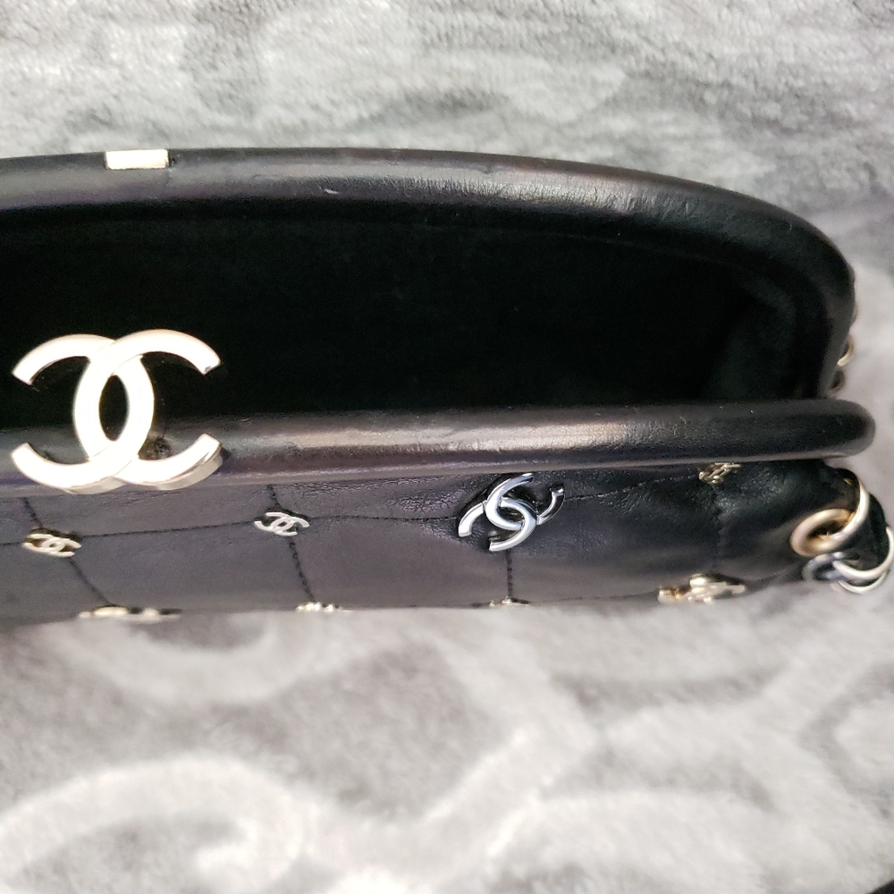 Chanel Vintage Clutch Limited Edition Black Leather CC Charm Logo Gold & Silver - Picture 12 of 17